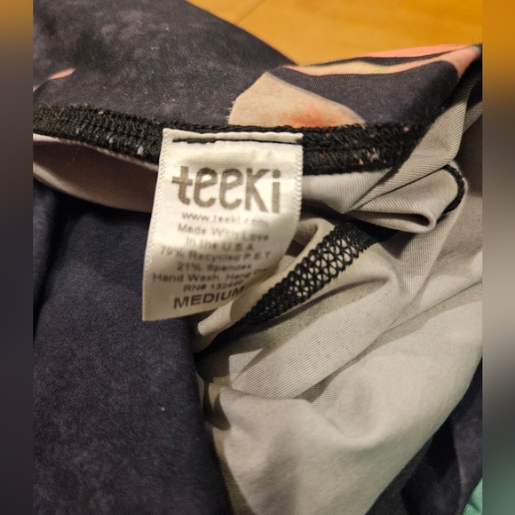 TEEKI LEGGINGS - 3 Size Med. Good pre-owned condition. - Picture 10 of 10